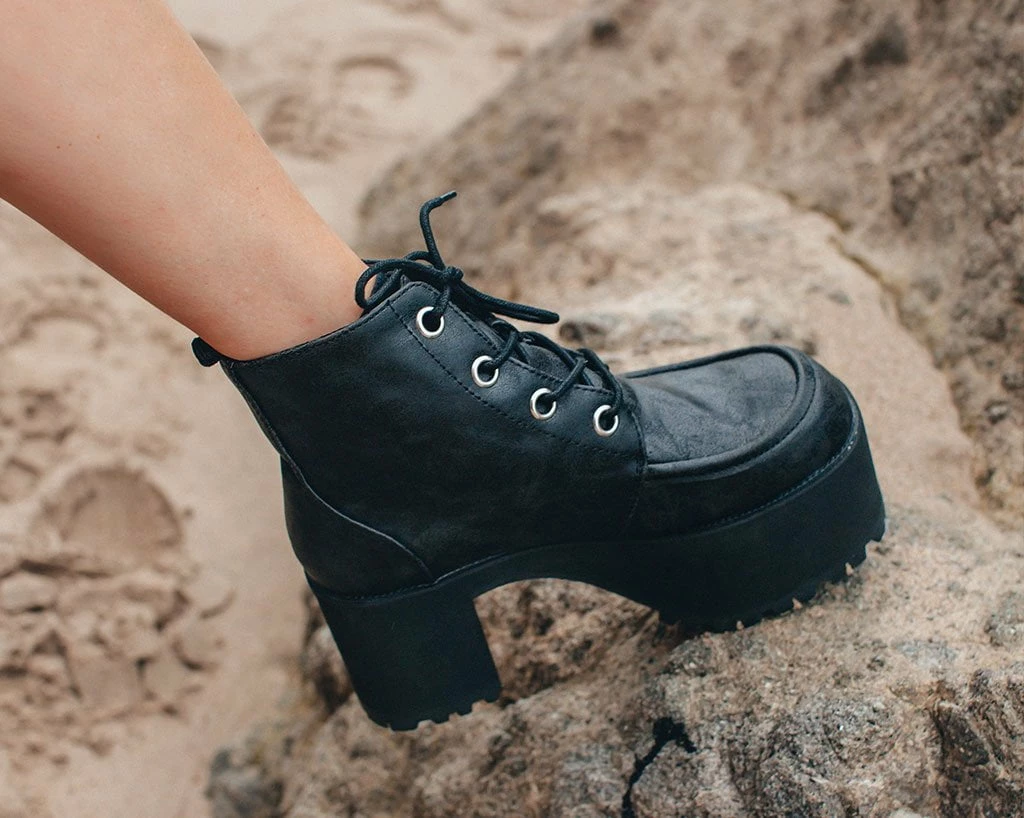 A8663L Distressed Ankle Nosebleed Boot Women